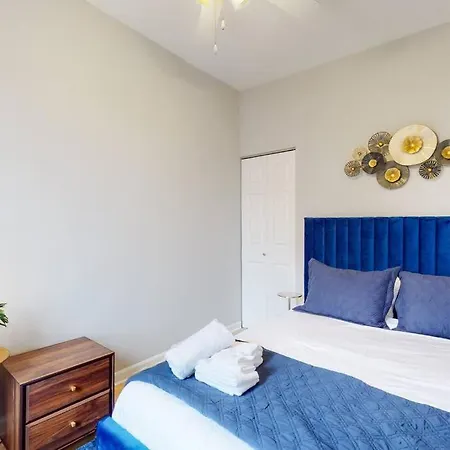 The Cozy Quarters - Sleeps 10 Apartment